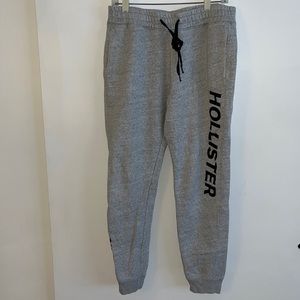 Hollister joggers with side pockets and back pocket.